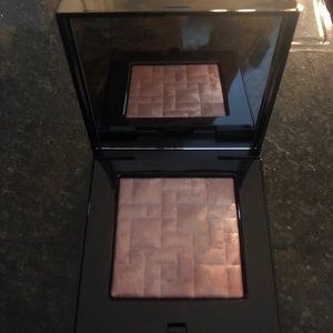 Bobbi Brown highlighting powder in Tawny Glow